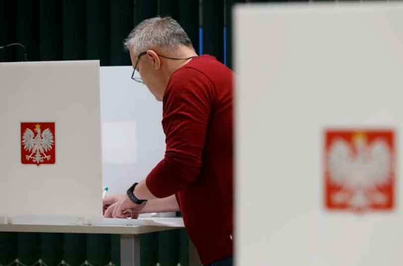 Polonia cierra elecciones sin mayoría absoluta del gubernamental PiS