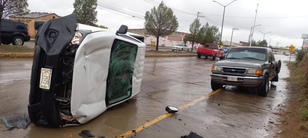 Chocan dos camionetas en la Niños Héroes, una volcó, trasladan a hombre al hospital