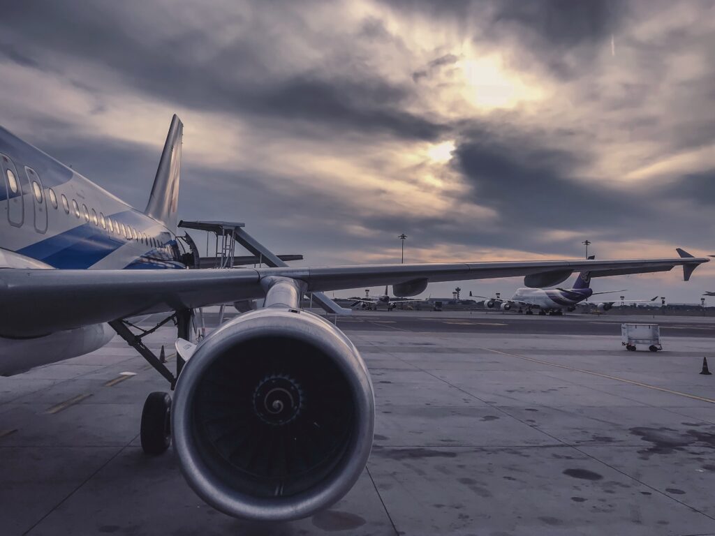 Aumento de impuestos en aeropuertos terminarán en manos del Ejército