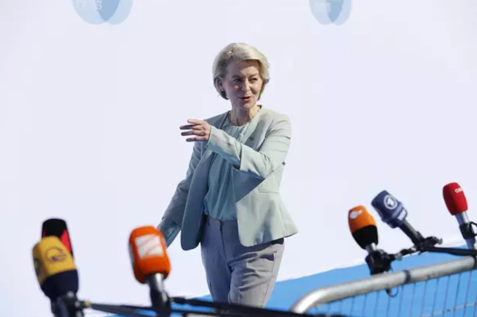 Von der Leyen afirma que la UE debe decidir sobre la entrada de migrantes a Europa, no las mafias