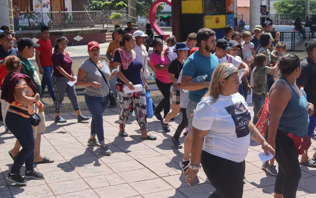 Migrantes marchan en Tapachula para pedir protección de la CNDH
