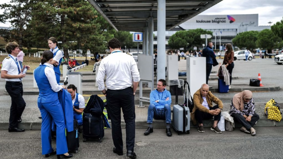 Evacuados otros 8 aeropuertos en Francia por nuevas amenazas de bomba