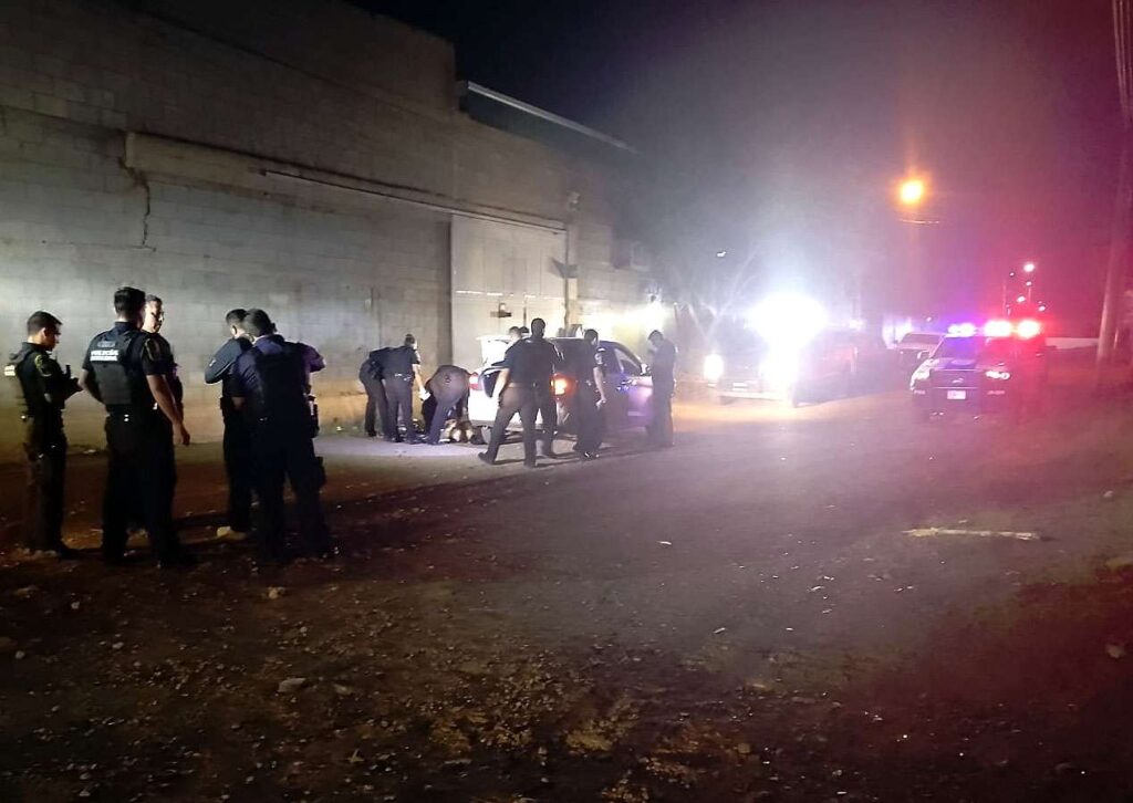 Pistoleros acribillan a una pareja dentro de un vehículo en Chihuahua; la mujer falleció