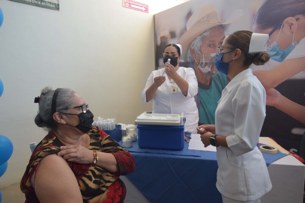 Arranca vacunación contra la COVID-19 en Durango, también contra Influenza y neumococo