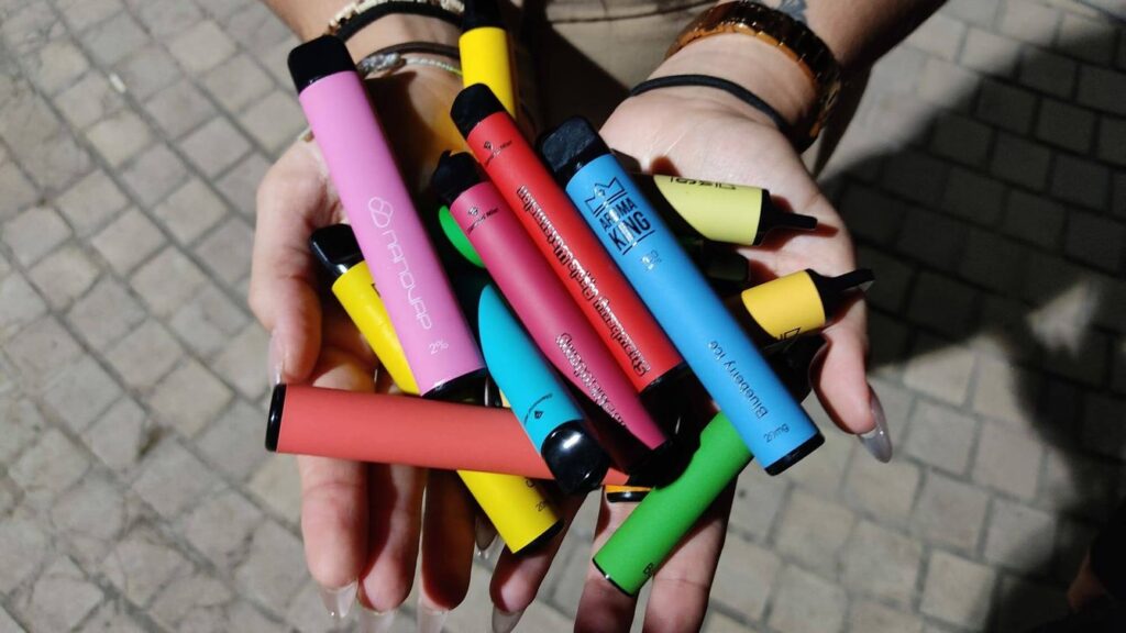 Tras operativo en escuelas, encuentran vapeadores en mochilas de menores de edad