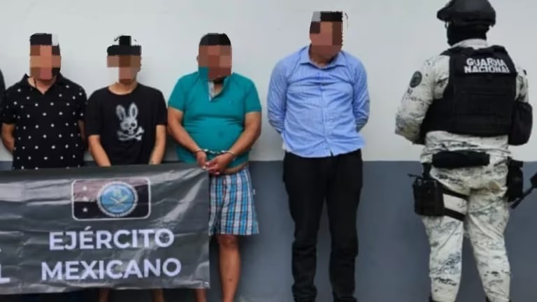 Detienen a 8 colombianos por fabricación de explosivos para drones en Michoacán