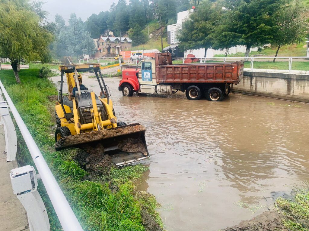 Limpian canales para prevenir inundaciones