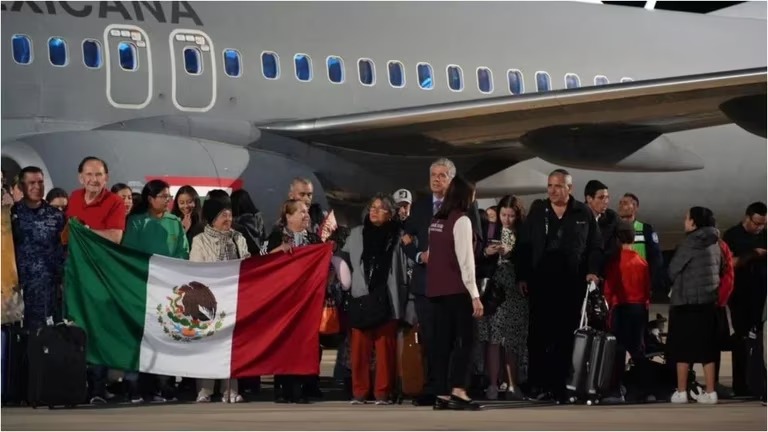 AMLO anuncia puente aéreo para rescatar a mexicanos en Israel