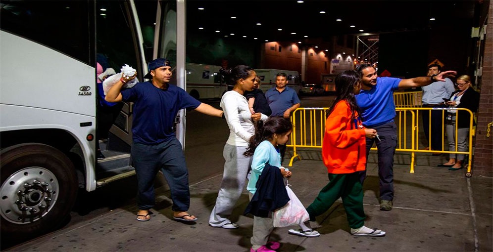 Nueva York limita a 60 días la estadía de familias migrantes con niños en albergues