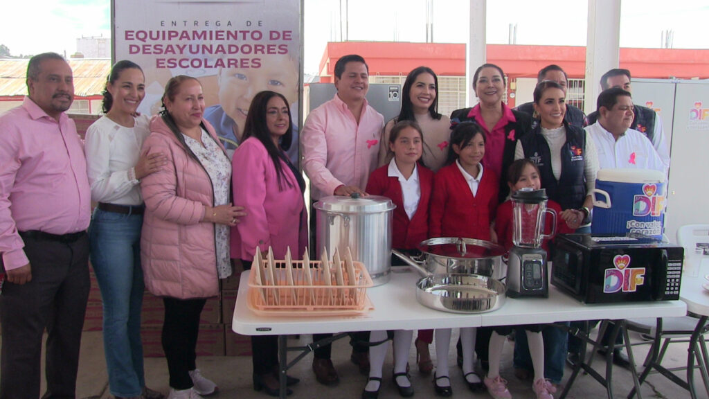 Entregan equipo de comedor en escuelas