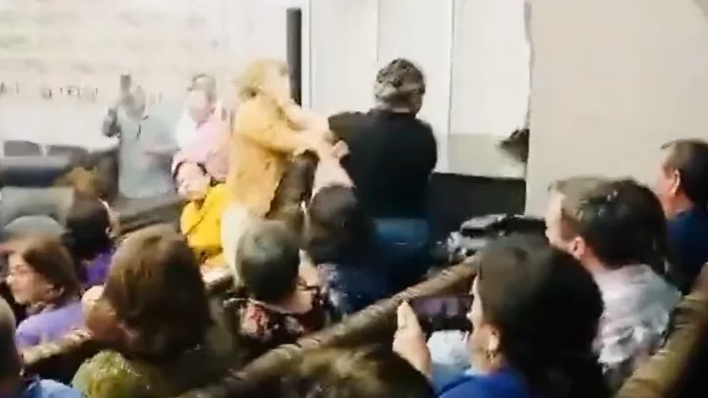 Periodistas protagonizan brutal pelea en Congreso de Sonora