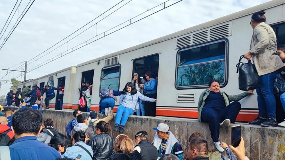 Metro CDMX en caos: Cae catenaria en Línea A y desalojan a pasajeros
