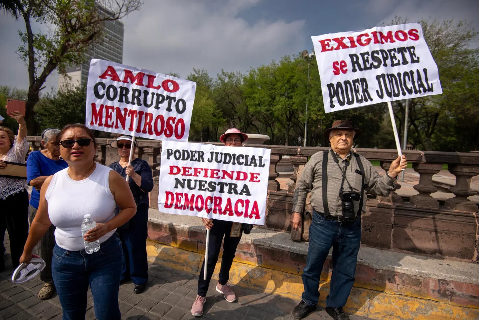 Marchan en 20 ciudades contra extinción de fideicomisos del Poder Judicial