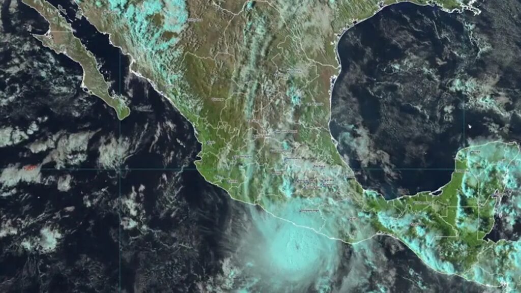 Huracán Otis se intensifica a categoría 4 frente a costas de Guerrero