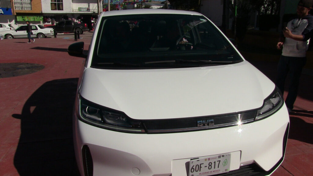 Buscan que taxistas cambien a taxis eléctricos