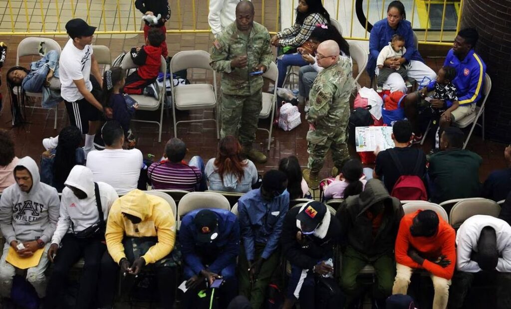 Nueva York ofrece boletos de avión para que migrantes dejen la ciudad