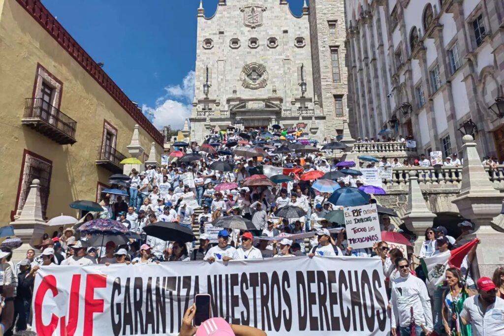 Trabajadores del Poder Judicial protestan en Guanajuato por extinción de fideicomisos