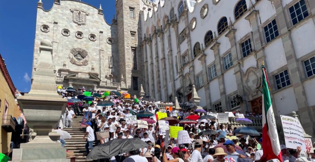 Trabajadores del Poder Judicial protestan en Guanajuato por extinción de fideicomisos