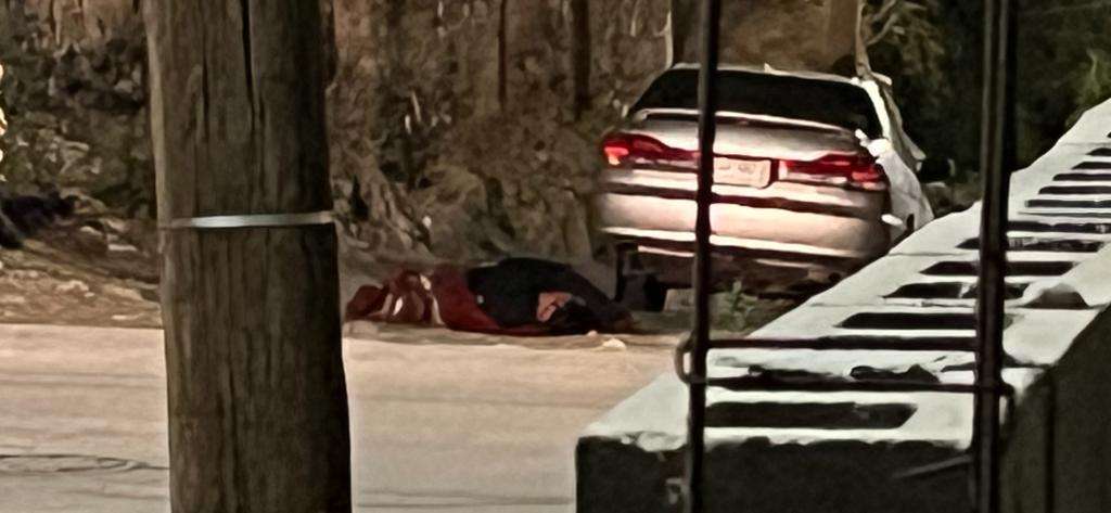 Encuentran cadáver amarrado con alambre  a una cobija 