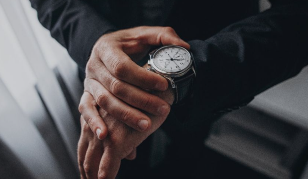 Joven presume su reloj de 250 mil pesos en redes y lo terminan asaltando