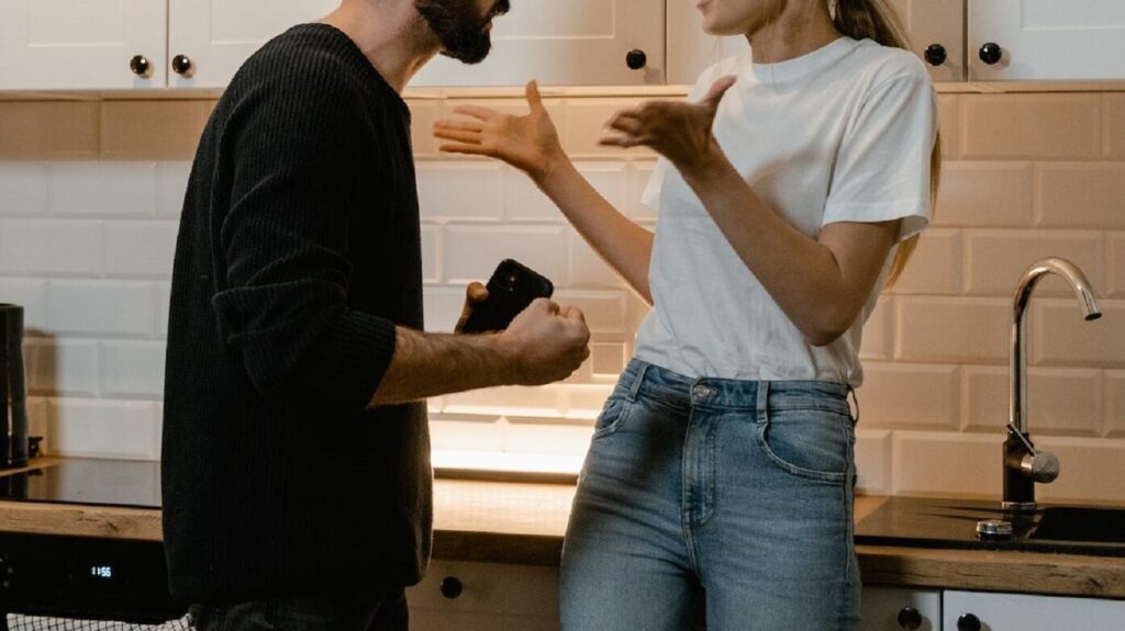 En España, 22% de los jóvenes creen que insultar o golpear a su pareja no es maltrato