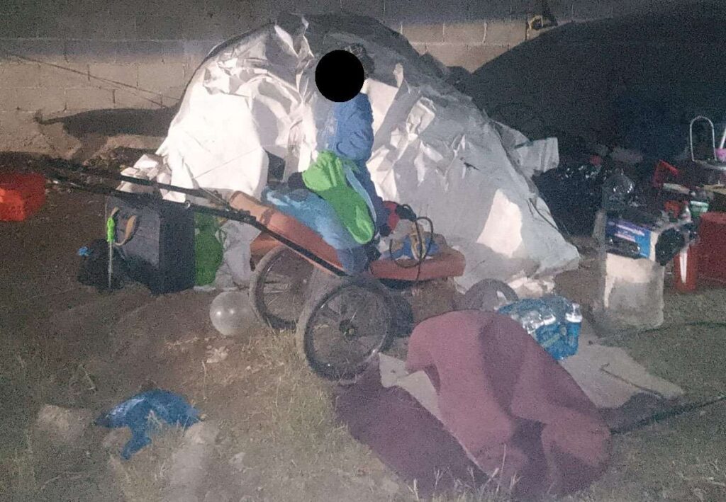 Localizan a adulto mayor y un niño con síntomas de hipotermia, son ayudados