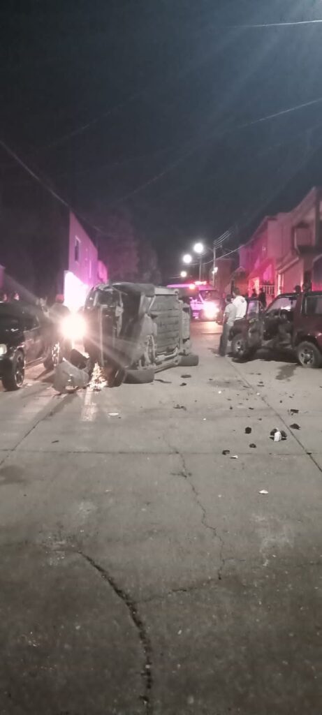 Choque múltiple y volcadura en la colonia Miguel Hidalgo deja a una mujer lesionada