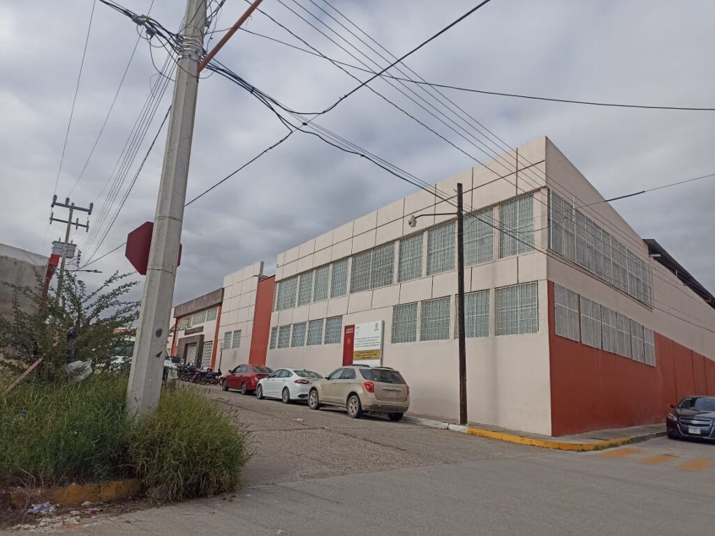 Jovencita intenta quitarse la vida en el baño de la prepa López Velarde; la trasladan al hospital