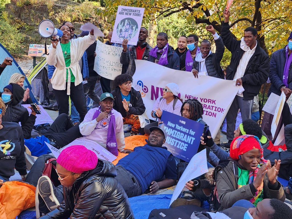 Nueva York plantea recorte del 20% al gasto destinado para los migrantes