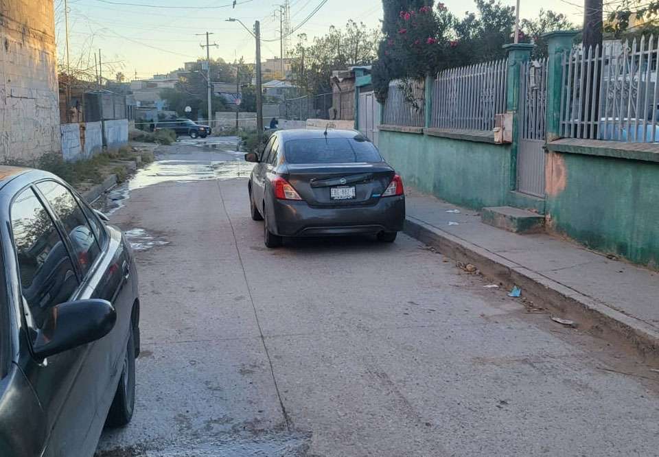Asesinan a balazos a 2 hombres dentro de un vehículo en Juárez; hallan 11 casquillos