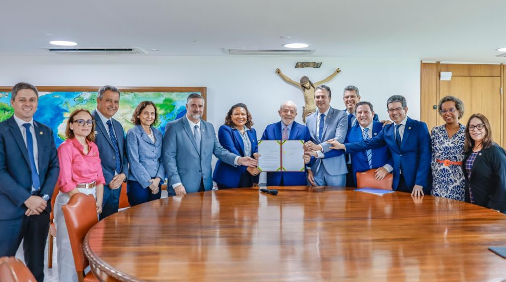 Lula da Silva firma ley para completar obras inconclusas y estimula el crecimiento de Brasil
