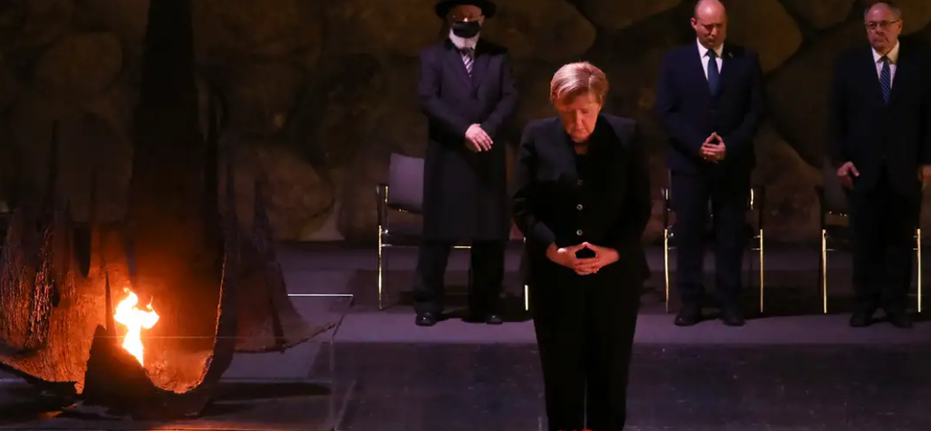Angela Merkel llama a combatir todo tipo de antisemitismo