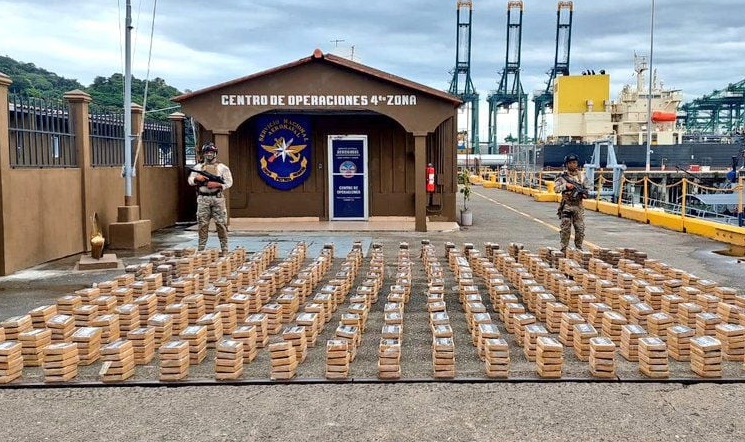 Panamá decomisa 1.3 toneladas de drogas en una embarcación