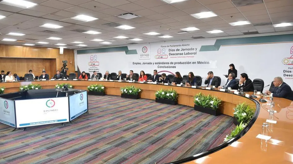 Empresarios presionan por una reducción gradual de la jornada laboral