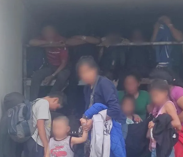 Abandonan 215 migrantes dentro de la caja de un tráiler en Veracruz