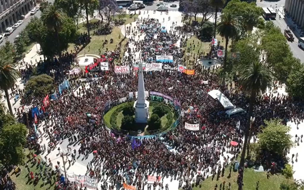 Madres de la Plaza de Mayo marchan en apoyo de activistas y en rechazo a Milei