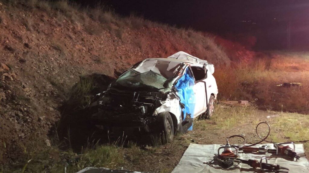 Una persona sin vida y dos heridos en volcadura rumbo a Chihuahua