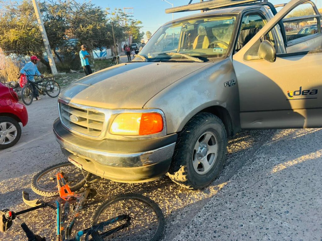 Camioneta oficial causa muerte a ciclista