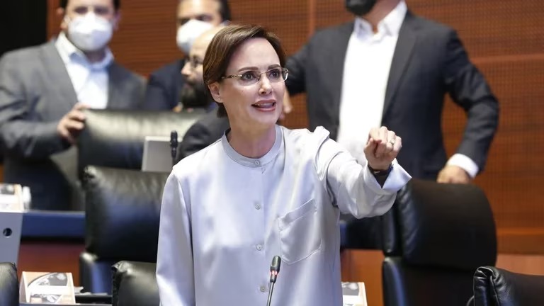 Lilly Téllez llama “burócrata ladrona” a senadora de Morena que le pidió donar su sueldo a Acapulco