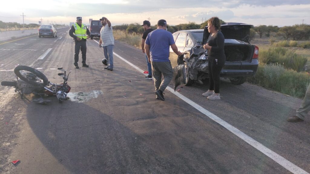 Policía se estrella contra vehículo parado y muere (fotos)