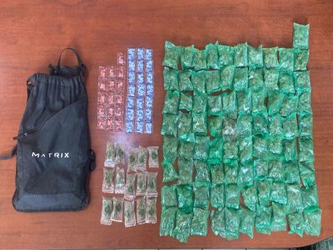 Tira cocaína, cristal y mariguana para escapar
