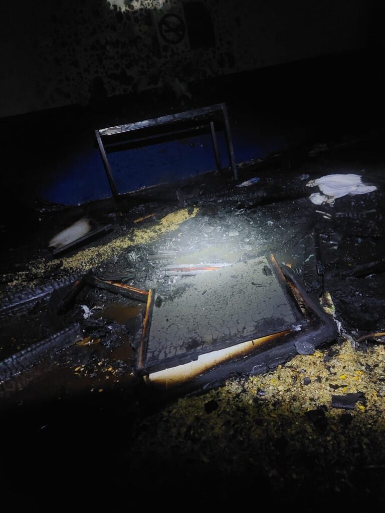 Veladora provoca incendio en escuela