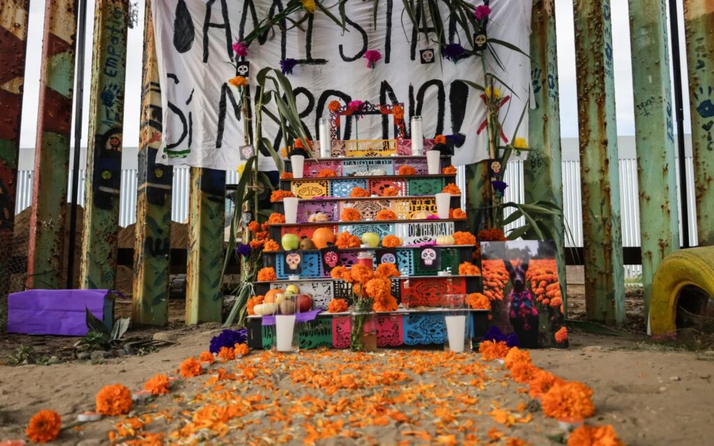 Colocan ofrenda en muro fronterizo México-EU en honor a migrantes muertos