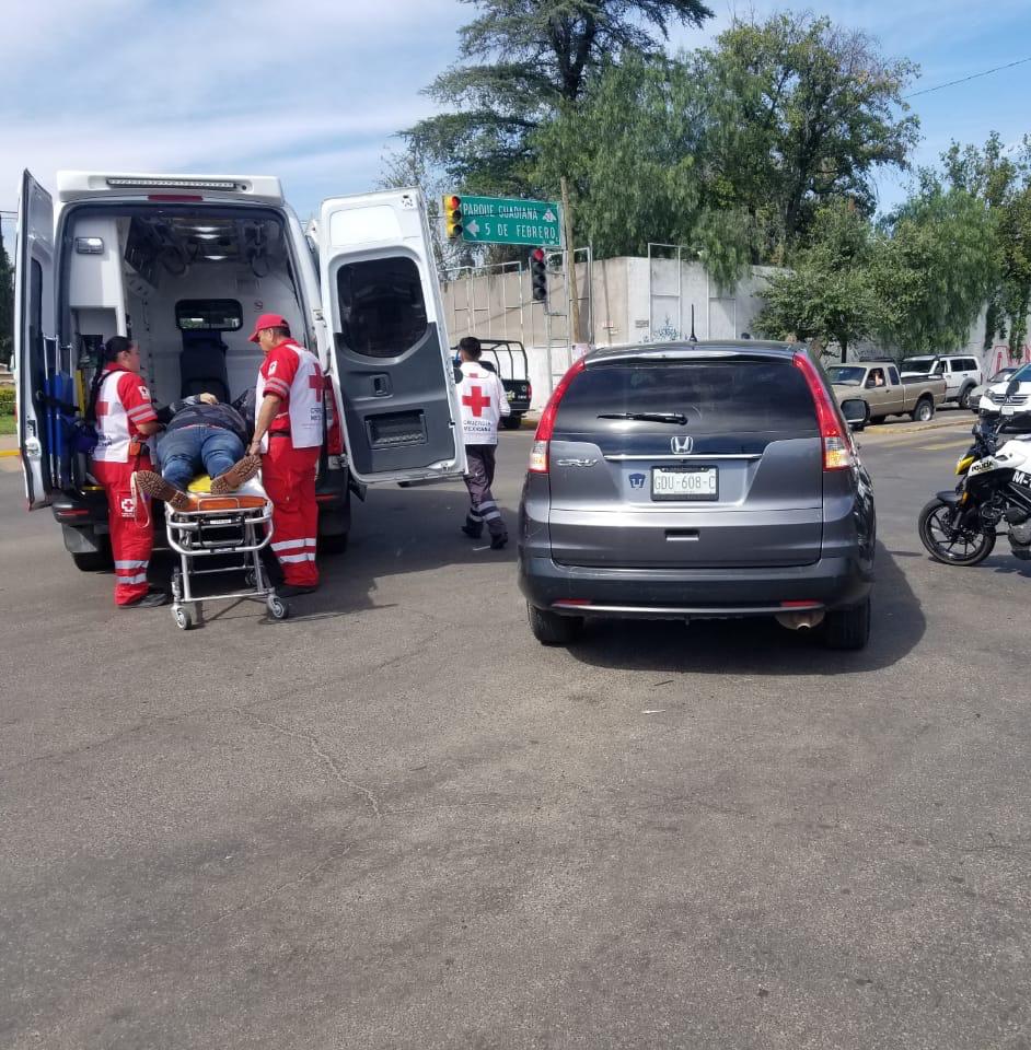 Chocan camioneta y automóvil