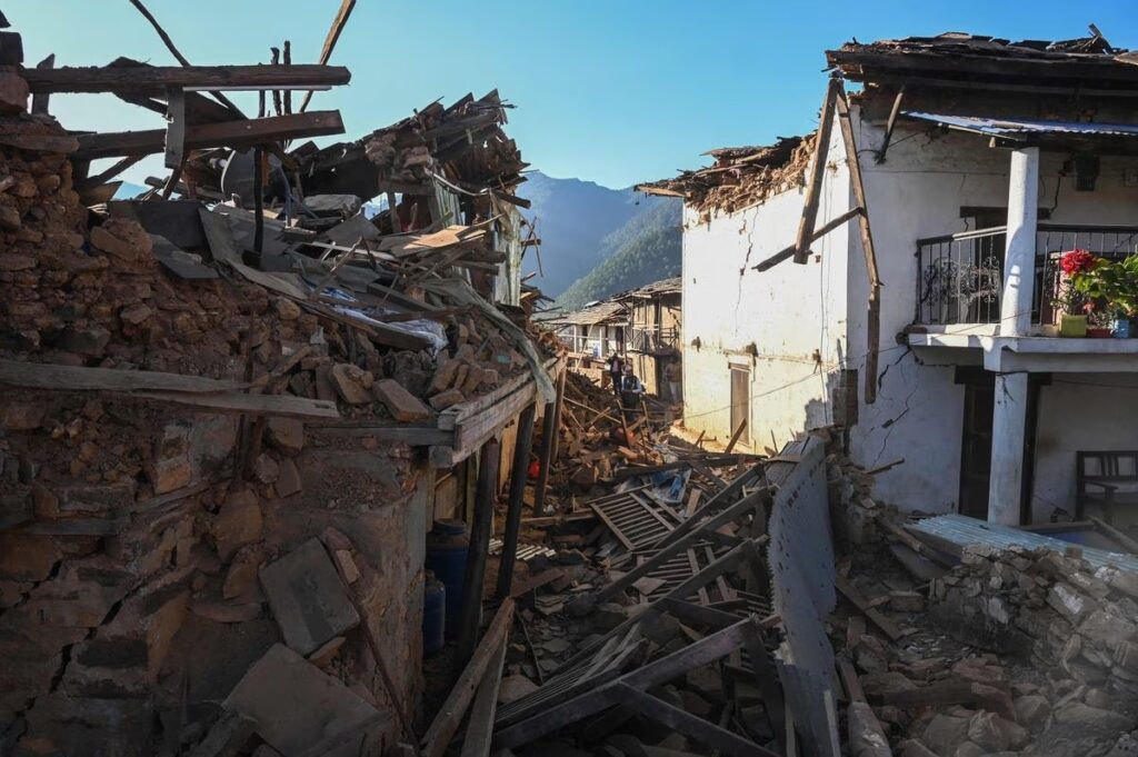 Al menos 132 muertos y 110 heridos tras un terremoto de magnitud 6,4 en Nepal