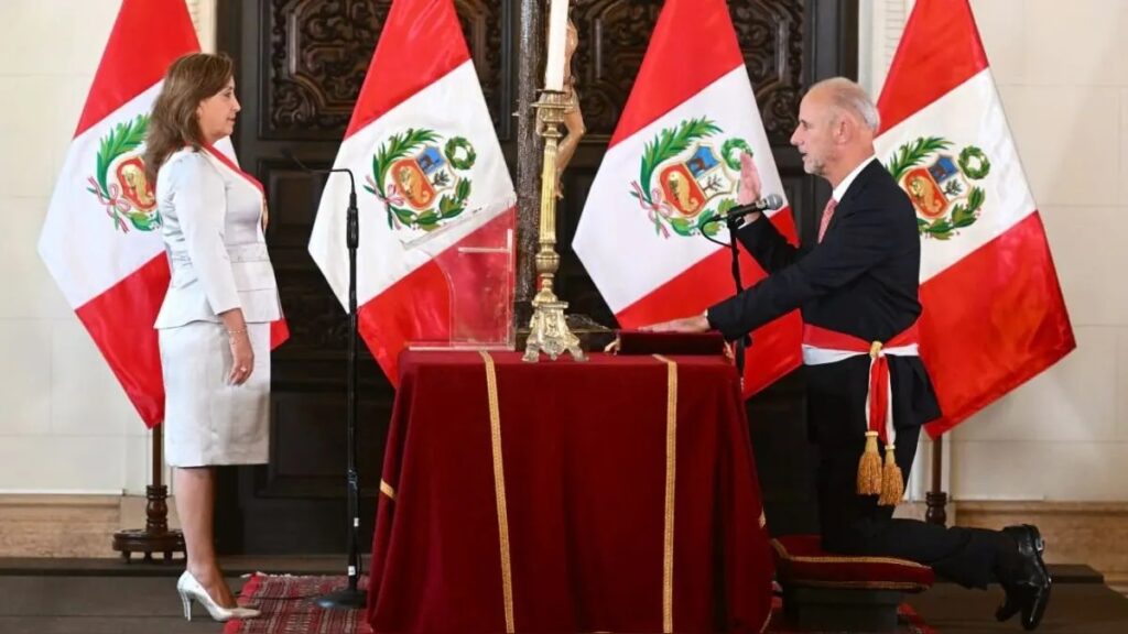 Tras fallida reunión entre Boluarte y Biden, nombran a nuevo canciller de Perú