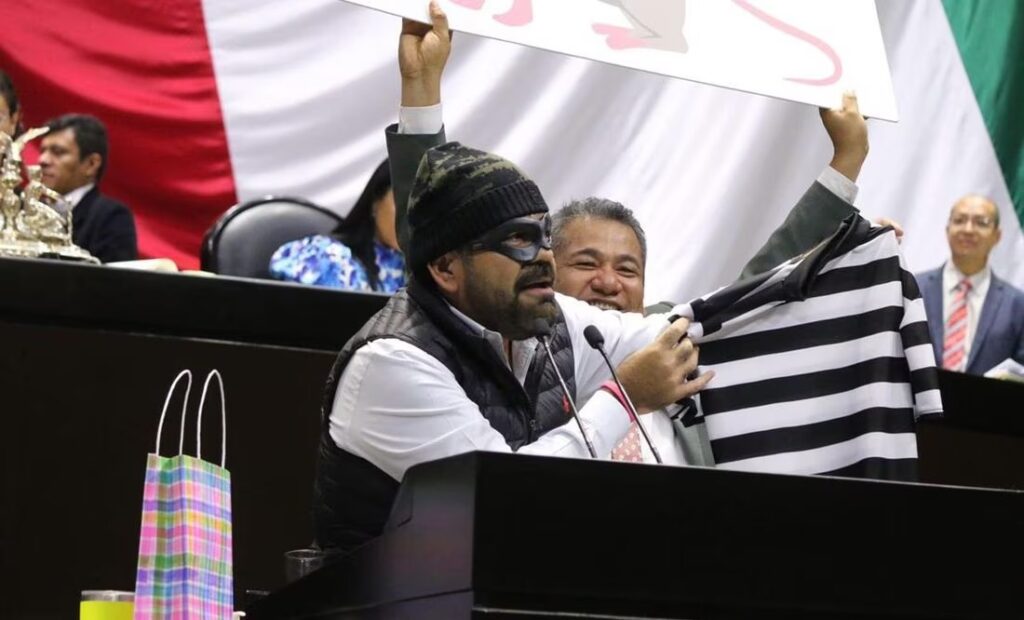 ¡Disfraz atrasado! Diputado les regala outfit de ladrón a morenistas