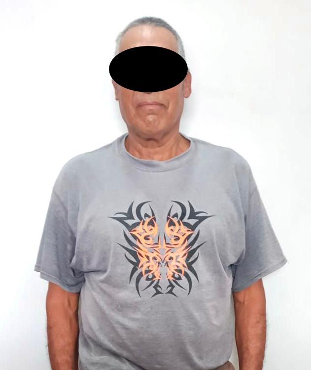 Abuelo acosa a menor de 14 años