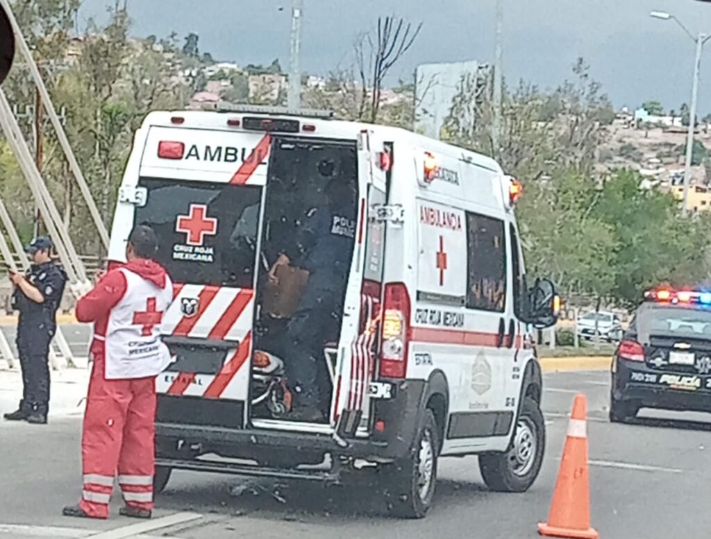 Motocicleta se estrella contra camioneta