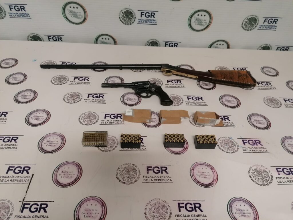 Le quita la federal las armas con cientos de balas